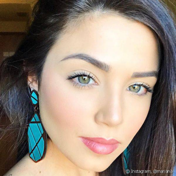 A blogueira Mariana Sampaio apostou na maquiagem natural com olhos neutros e batom rosa queimadinho (Foto: Instagram @mariana)